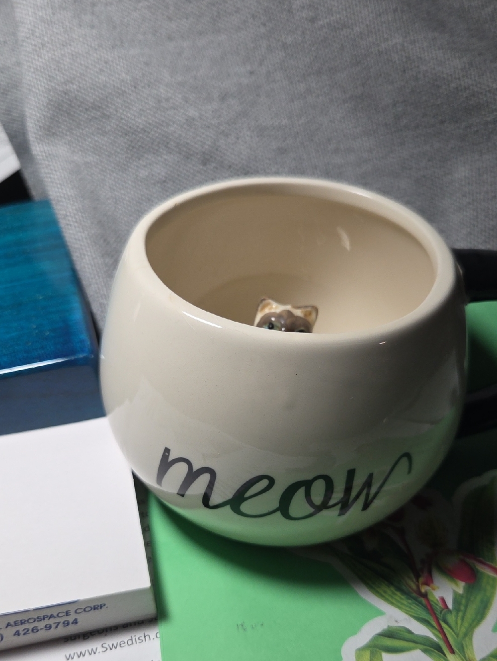 Meow Peekaboo Siamese Cat Mug a novelty 17-ounce ceramic coffee cup For Hot Cold